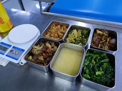 硬核配餐 一小時(shí)下線兩千斤米飯，鄭州企業(yè)以“媽媽的味道”打造餐飲管理新標(biāo)桿